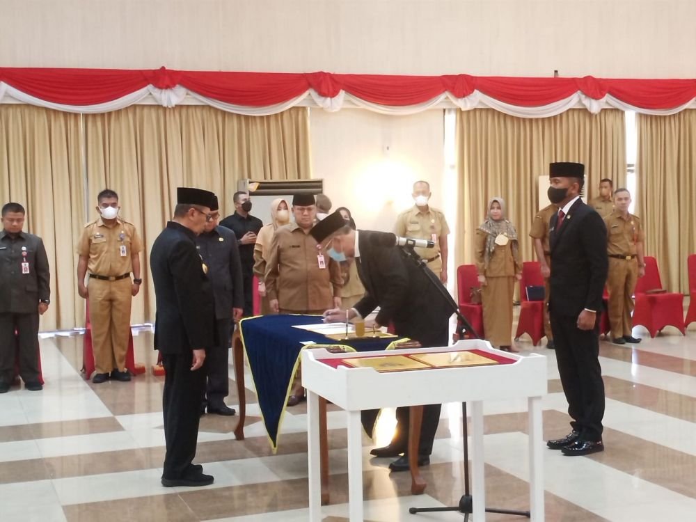 Pelantikan Direktur RSJ Tampan dan Tujuh Pejabat Fungsional Utama RSUD Arifin Achmad Oleh Gubri
