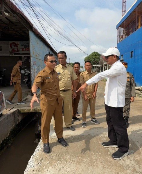 Bupati Zukri Turun Tangan, Drainase Tersumbat di Pangkalan Kerinci Langsung Dibongkar