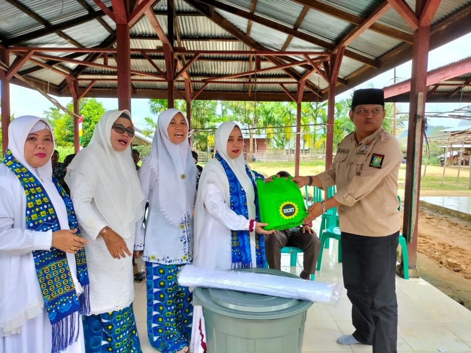 BKMT Serahkan Alat Penyelenggaraan Jenazah, Ketua BKMT Kampar ; Kembangkan Terus Ilmu Keagamaan.
